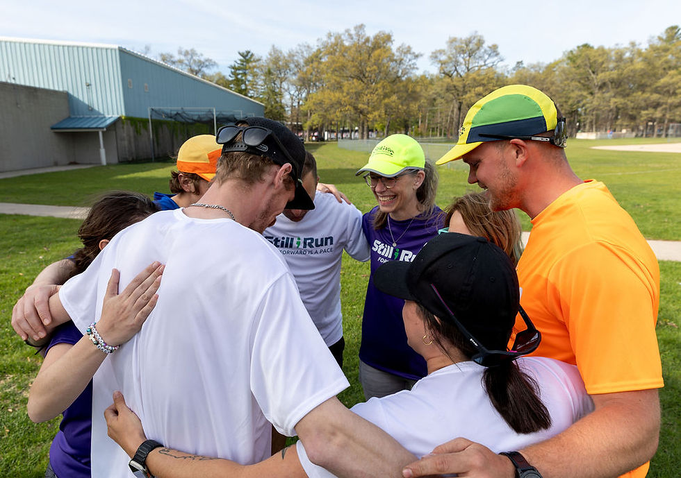 runners in a circle